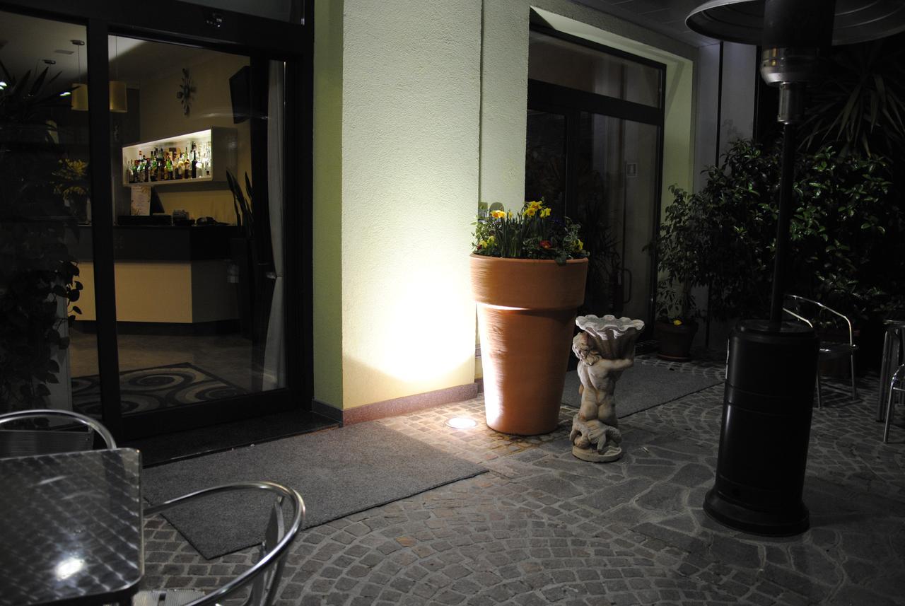Apollo 17 Hotel Corridonia Exterior photo