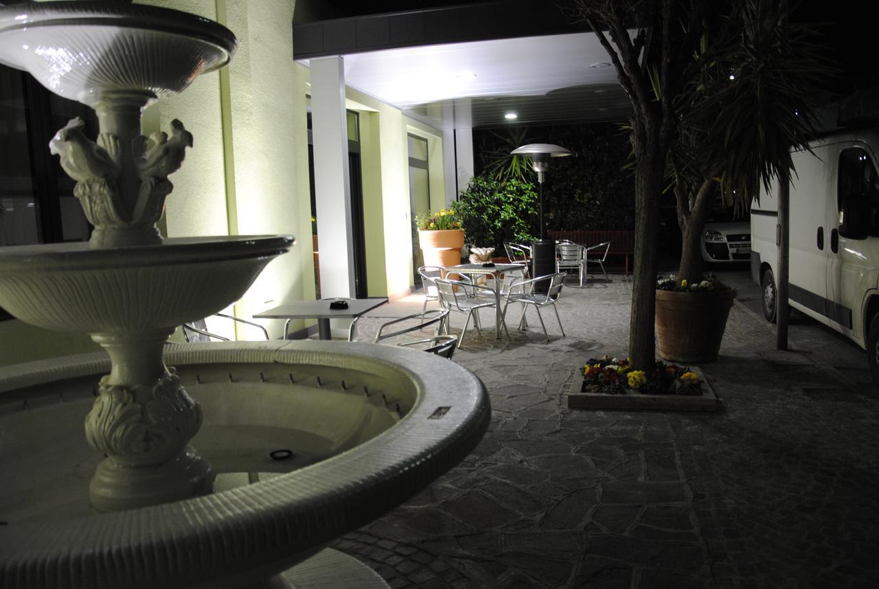 Apollo 17 Hotel Corridonia Exterior photo