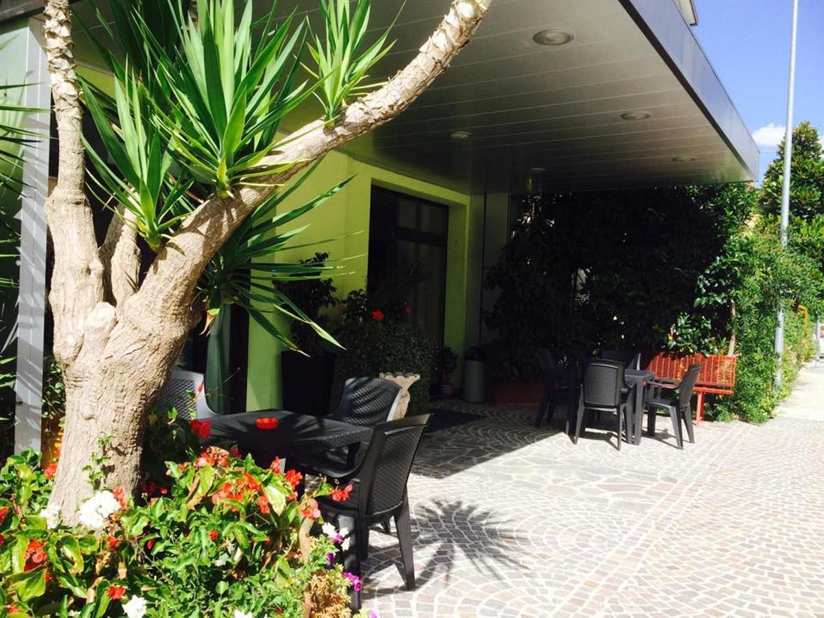 Apollo 17 Hotel Corridonia Exterior photo